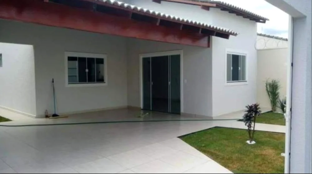 Área gourmet coberta com jardim e piso porcelanato