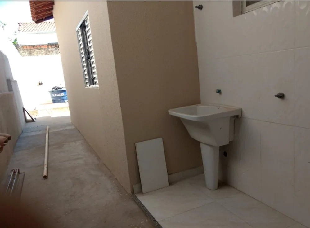 Área de serviço lateral com tanque e revestimento