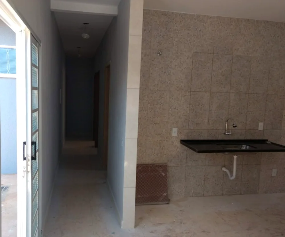 Circulação e cozinha em fase de acabamento