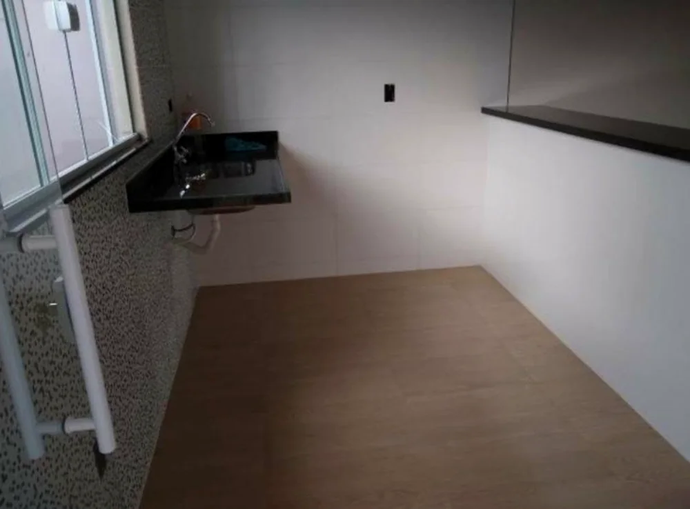Cozinha com revestimento e bancada finalizados