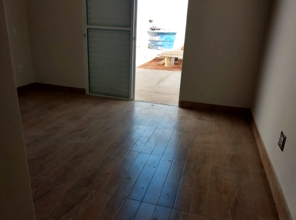 Dormitório com piso amadeirado e rodapé instalados
