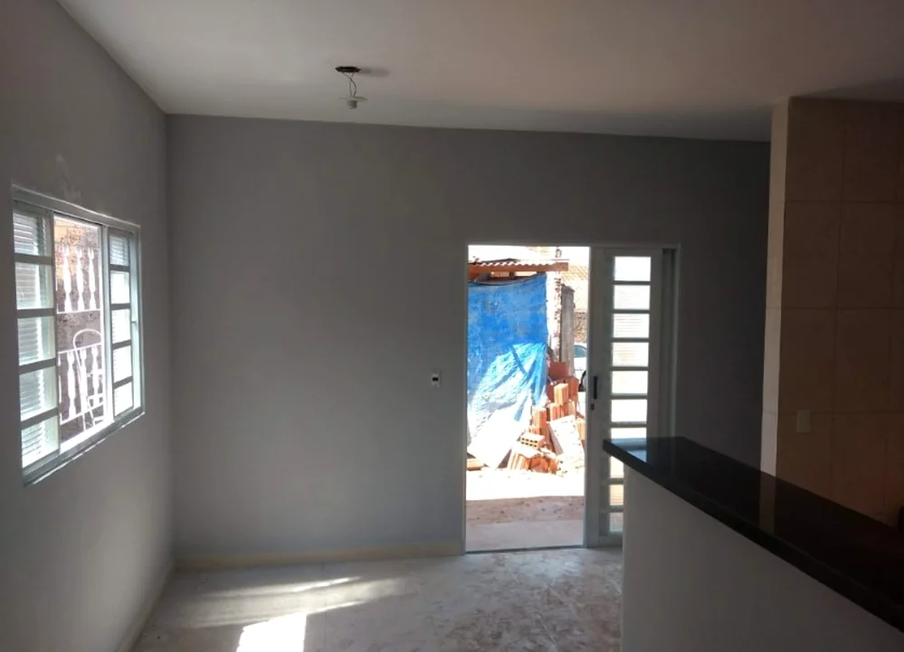 Sala em fase de acabamento, com bancada instalada